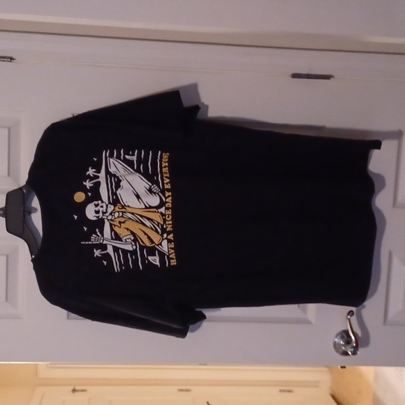 💙🌺Call Your Mom Black T-Shirt with Skeleton Hand Design - Picture 8 of 9